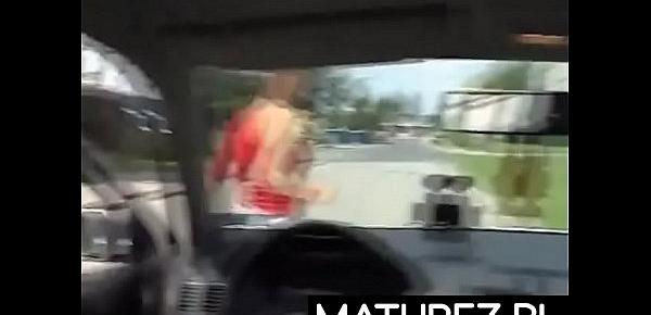 Polskie mamuśki - Doświadczona pani obciąga w samochodzie